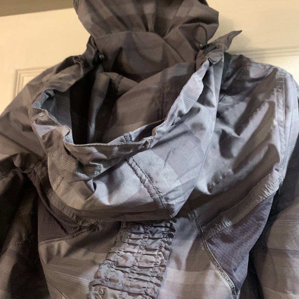 Lululemon lined running jacket - Picture 3 of 7